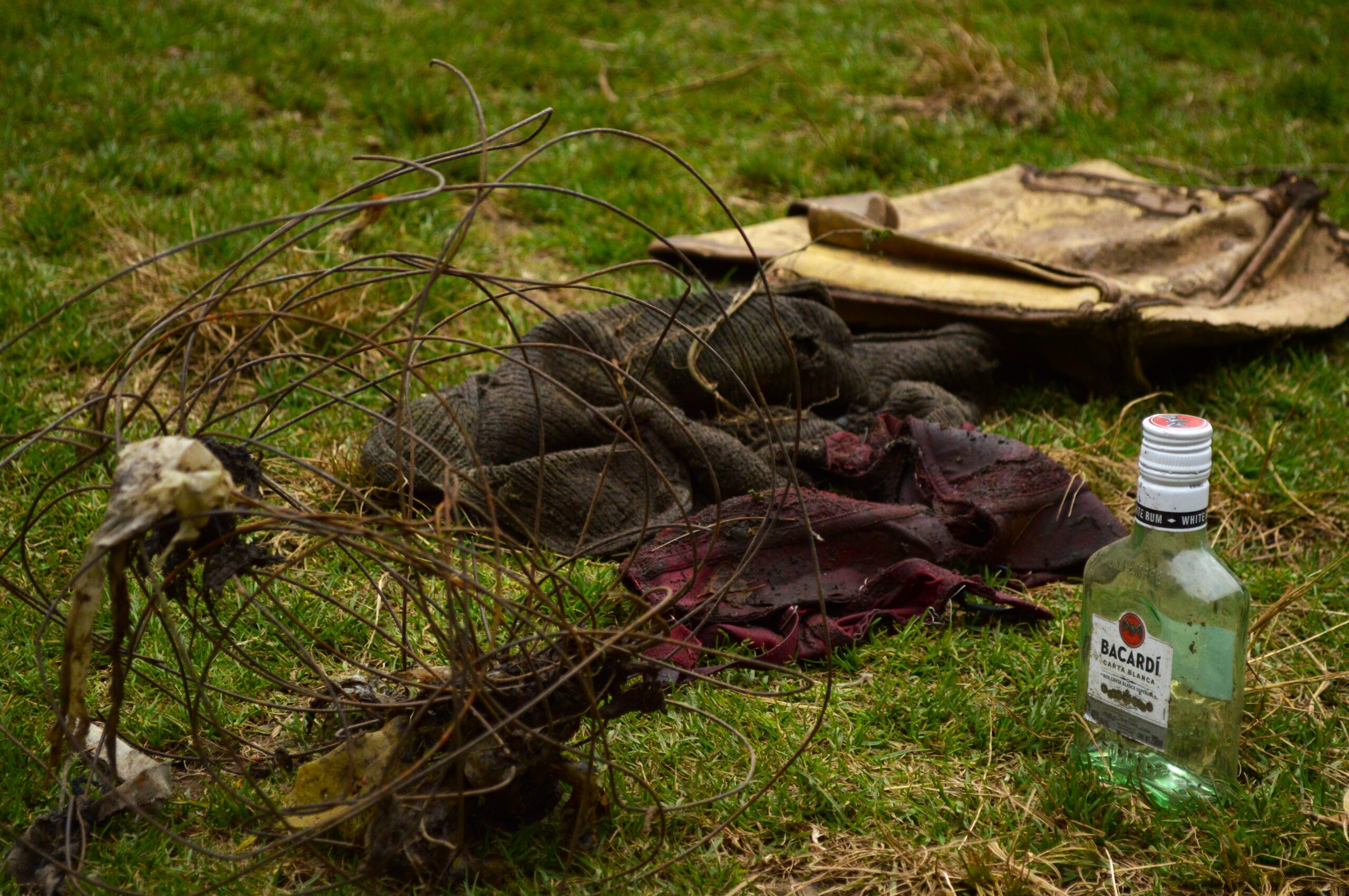 En esta jornada se recolectaron cerca de 220 kilos de basura; la mayoría de ella fueron botellas de alcohol. La venta de bebidas en comercios irregulares es una de las problemáticas del lugar. | Fotografía: Diana H. Gómez