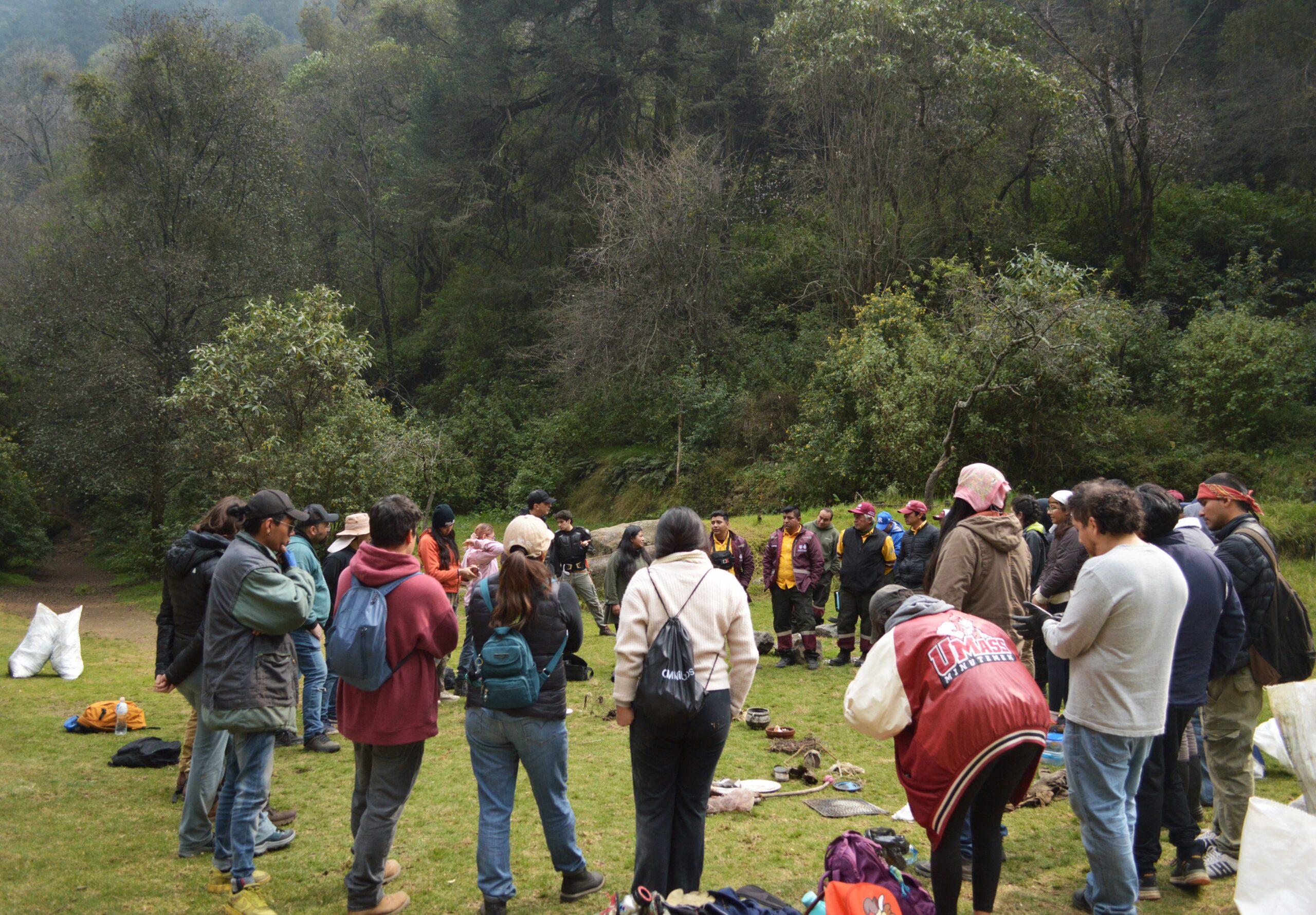 El sábado 31 de enero, la comunidad realizó una jornada de limpieza en dos secciones del bosque de Los Dinamos. En ella participaron integrantes del Núcleo Agrario de la Magdalena Atlitic, la organización ECOPIL, brigadas de montañistas, el colectivo Miradas Atentas Kontra el Despojo Ambiental (MAKDA) y personas de la comunidad y de otras partes de la CDMX. | Fotografía: Diana H. Gómez