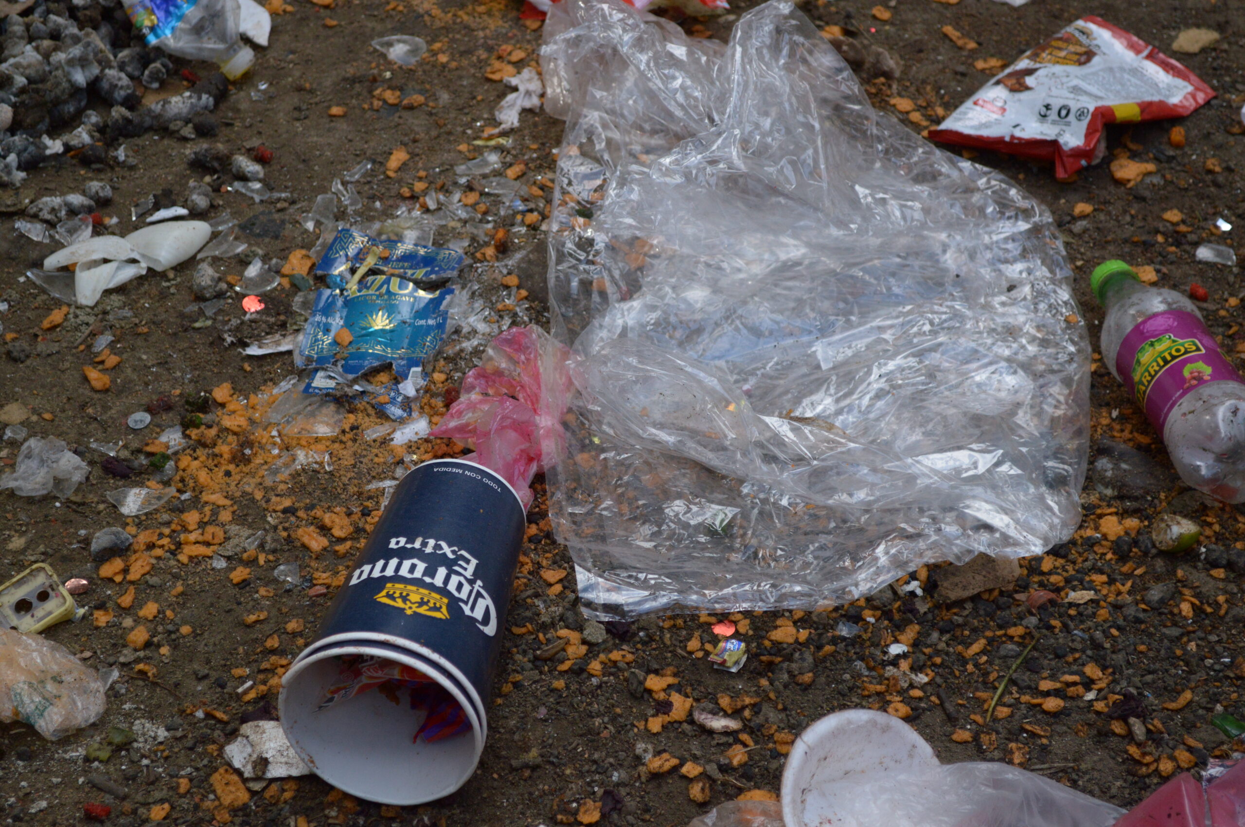 La basura dejada por el turismo irresponsable es una constante en La Cañada. | Fotografía: Diana H. Gómez