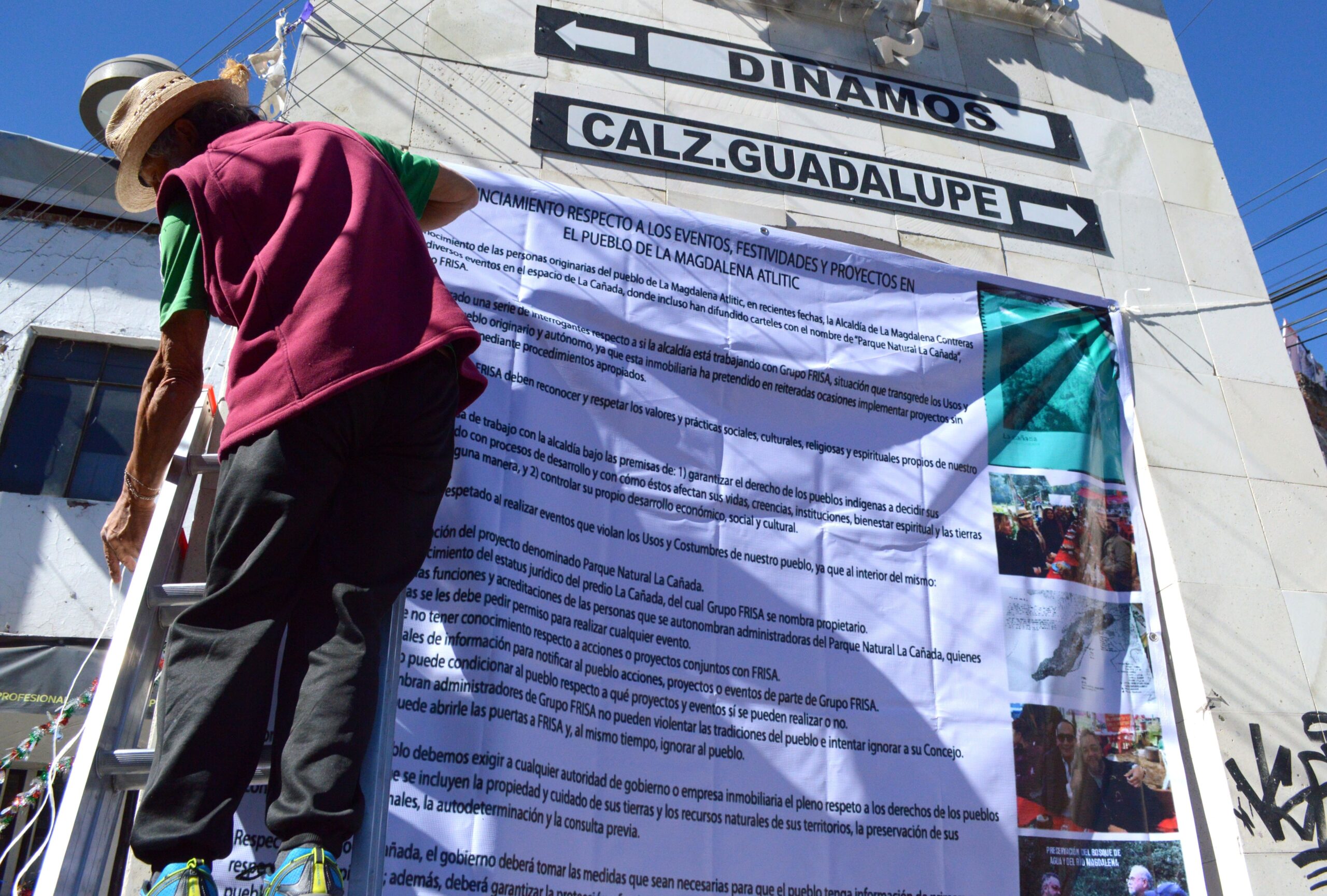 Antes de la conferencia de prensa del 25 de enero, integrantes del Concejo y parte de la comunidad colocaron lonas en puntos estratégicos de La Magdalena Atlitic para informar a las y los habitantes sobre las violaciones a los derechos del pueblo que se están cometiendo con iniciativas como la de Frisa, Coparmex y la alcaldía de La Magdalena Contreras. Fotografía: Diana H. Gómez