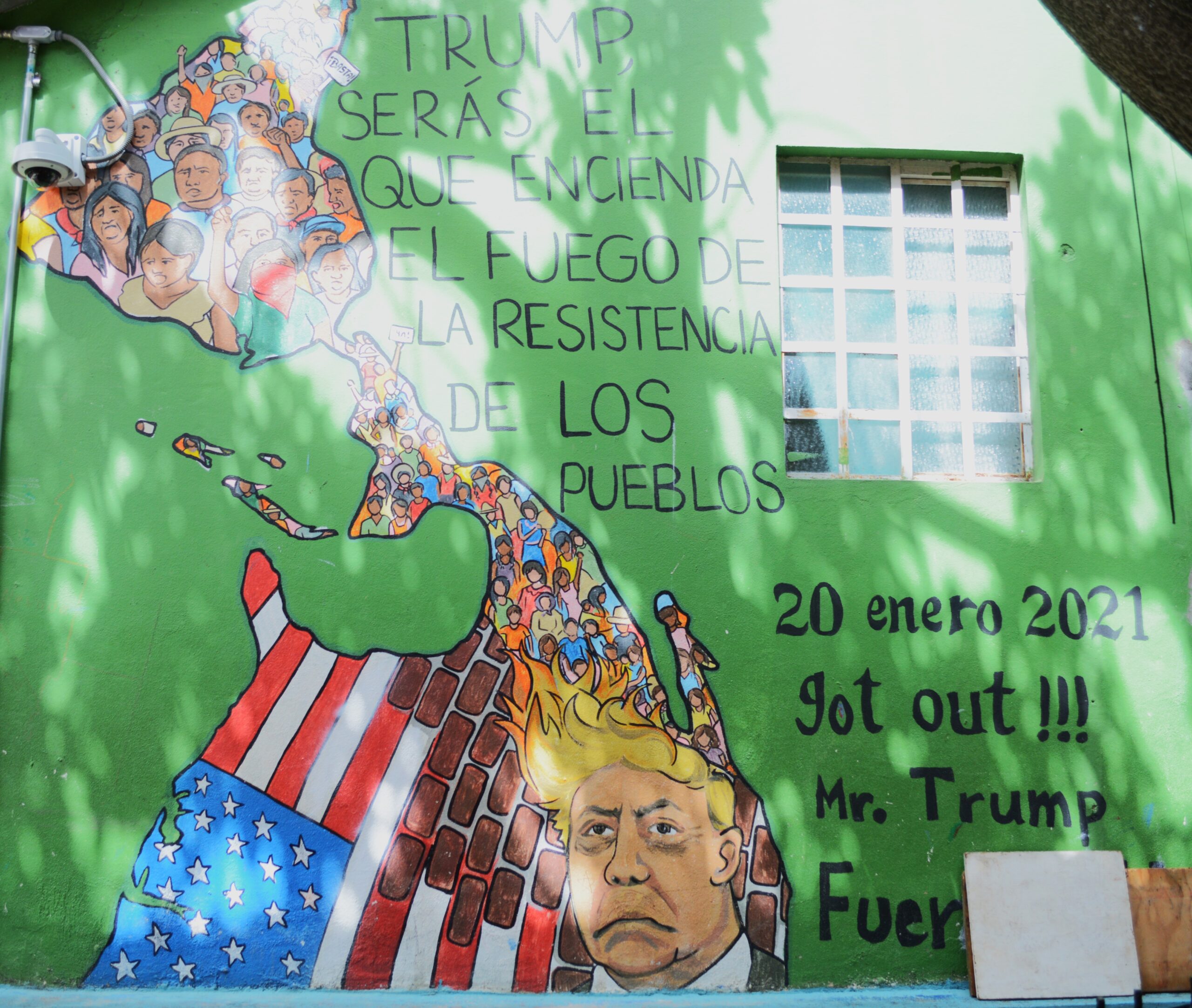 Estados Unidos es uno de los principales emisores de gases de efecto invernadero a nivel global de acuerdo con instancias como las Naciones Unidas. Tal como denuncia este mural, también es uno de los países con políticas migratorias más violentas. Fotografía: Diana H. Gómez.