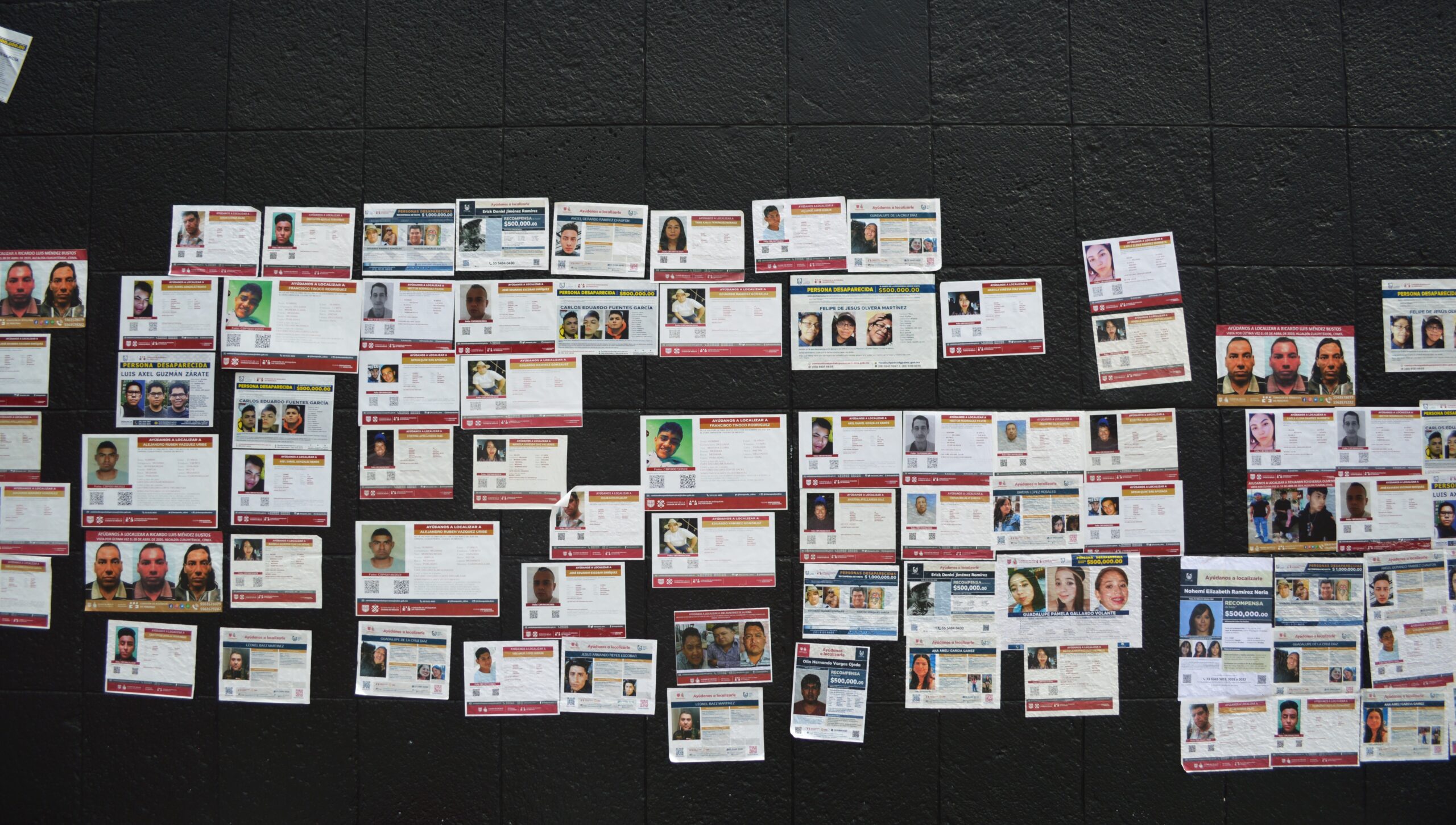 Fichas de búsqueda pegadas por colectivos este 27 de abril de 2026 en el edificio de Rectoría del campus central de la UNAM, en la Ciudad de México. Fotografía: Diana H. Gómez