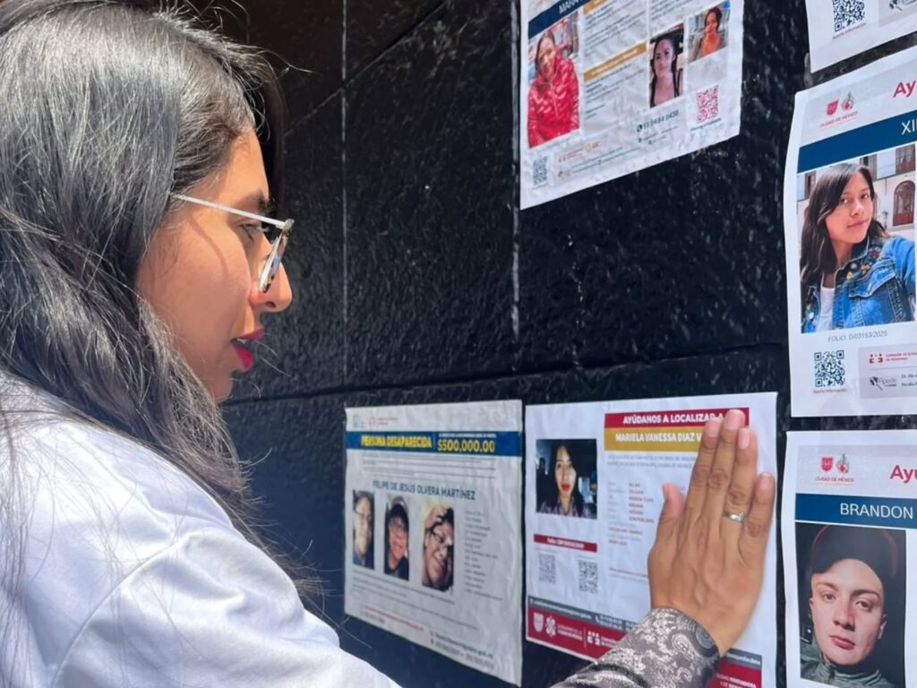 Gabriela, hermana de Mariela Vanessa, durante una pega de fichas de búsqueda en Ciudad Universitaria. Ella, junto con otras familias, se manifestó por la falta de respuesta del actual rector de la universidad ante sus demandas por la búsqueda de Mariela y otros estudiantes. Fotografía: Colectivo Hasta Encontrarles CDMX / Facebook