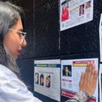 Gabriela, hermana de Mariela Vanessa, durante una pega de fichas de búsqueda en Ciudad Universitaria. Ella, junto con otras familias, se manifestó por la falta de respuesta del actual rector de la universidad ante sus demandas por la búsqueda de Mariela y otros estudiantes. Fotografía: Colectivo Hasta Encontrarles CDMX / Facebook