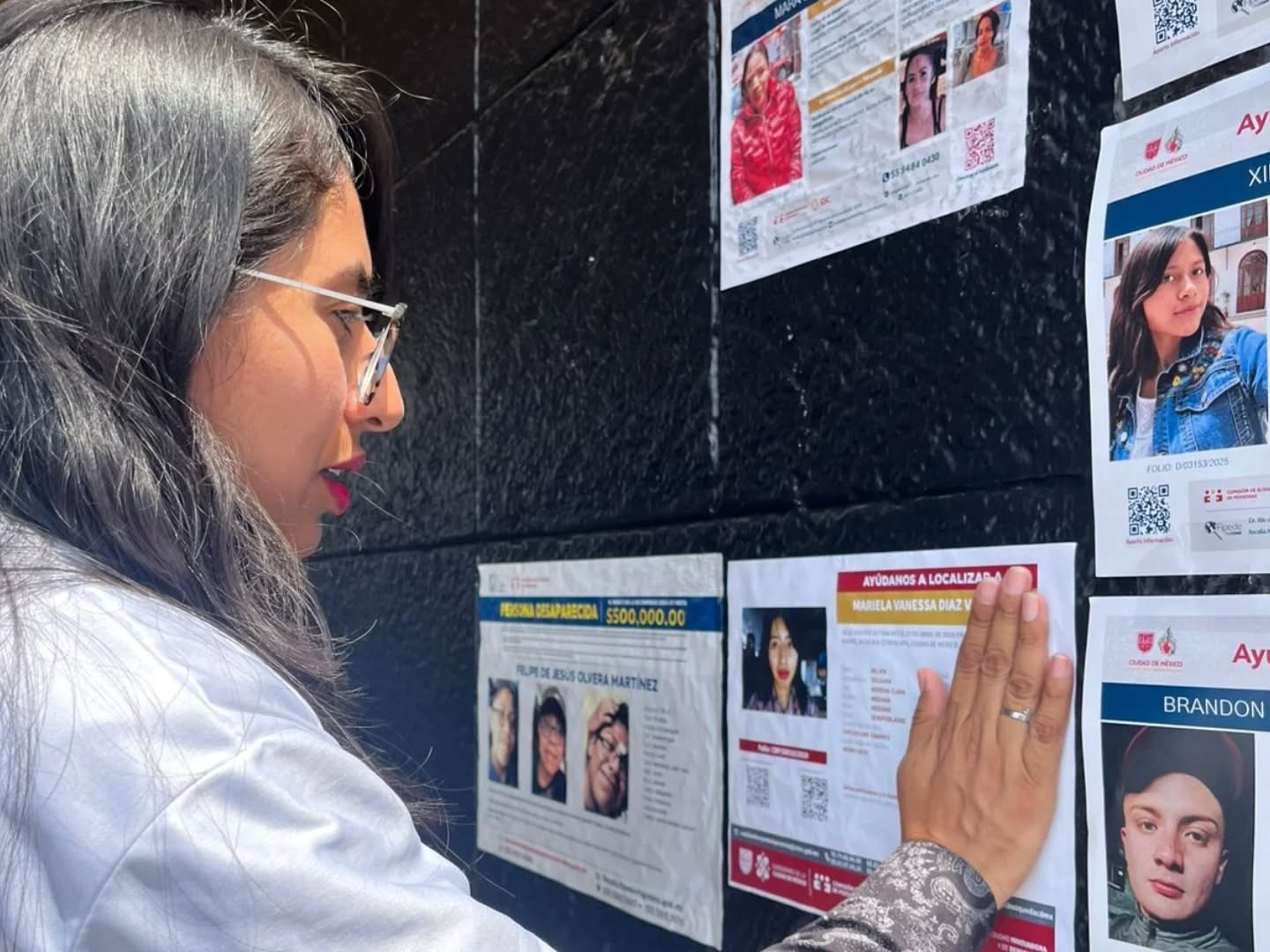Gabriela, hermana de Mariela Vanessa, durante una pega de fichas de búsqueda en Ciudad Universitaria. Ella, junto con otras familias, se manifestó por la falta de respuesta del actual rector de la universidad ante sus demandas por la búsqueda de Mariela y otros estudiantes. Fotografía: Colectivo Hasta Encontrarles CDMX / Facebook