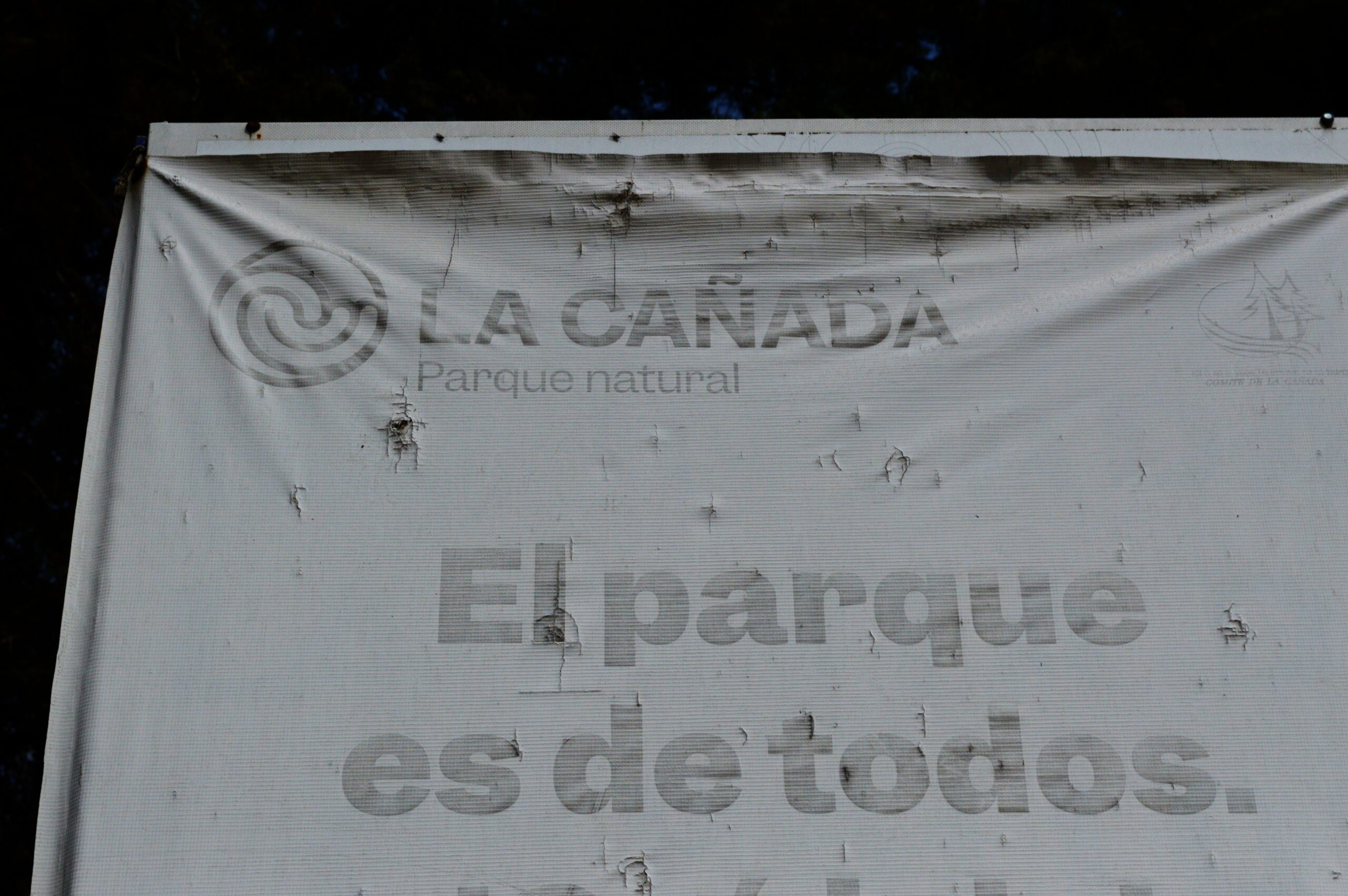 Cartel de bienvenida al "Parque Natural La Cañada" de Grupo Frisa. Fotografía: Diana H. Gómez