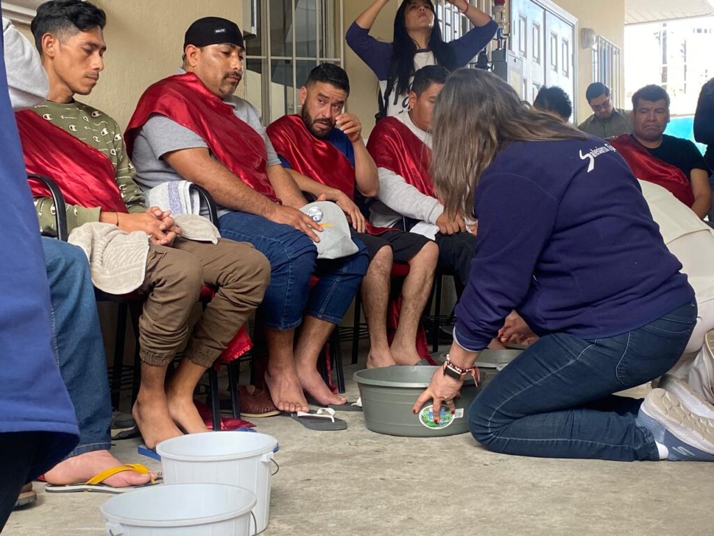 Llaman a reflexionar sobre la atención a migrantes en tradicional lavatorio de pies